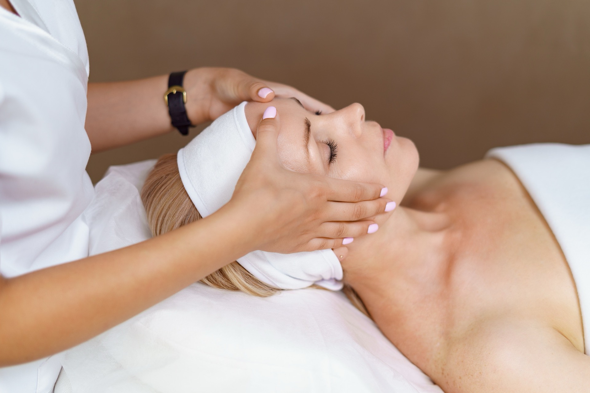 Cilt bakımı sırasında maske uygulaması